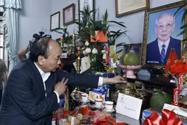 国家主席阮春福春节前走访慰问党和国家已故领导人家属