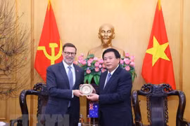 胡志明政治学院院长阮春胜会见澳大利亚驻越大使