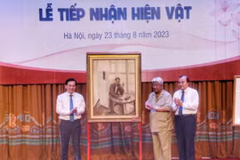 胡志明博物馆接收三幅有关胡志明主席的画作 