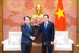 越南国会常务副主席陈青敏会见柬埔寨参议院秘书长