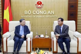 越老加强安全保障合作