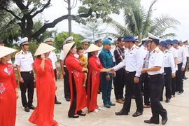 海军军种和各地方工作团探访长沙群岛和海上高脚屋DK1