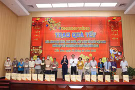 国家副主席向芹苴市贫困户赠送新年礼物