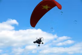 “越南最大规模动力滑翔伞编队”纪录确立