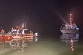 越南直升机坠落在下龙湾海域事故：快速全面有效开展搜救工作