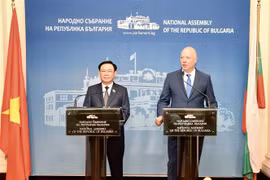 越南国会主席王廷惠和保加利亚议会议长罗森•热利亚兹科夫会见记者