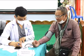 胡志明市为柬埔寨困难群众送温暖