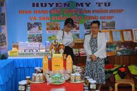 “一乡一品”产品与地方土特产交易会热闹举行