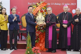 国家主席武文赏向顺化天主教总教区致以圣诞祝福