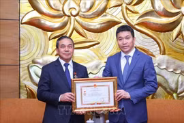 向老挝驻越南大使授予“致力于各民族和平友谊” 纪念章