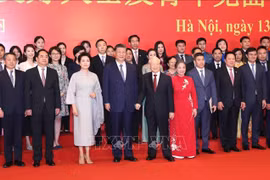 阮富仲与习近平共同会见越中青年和友好人士代表