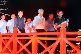 新加坡总理在还剑湖步行街漫步