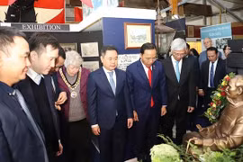 越英建交50周年：纽黑文博物馆胡伯伯塑像修缮工程落成