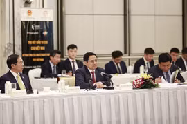 越南政府总理范明政与新加坡和各国大型投资资金代表共进工作午餐