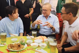 澳大利亚总理安东尼·阿尔巴尼斯喝河内啤酒品尝河内传统面包