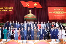 激励知识分子科学家文艺家队伍为国家民族献身
