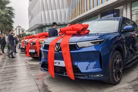 VinFast 正式向客户移交VF 9电动汽车