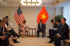 越南工贸部长阮鸿延会见美国商务部长雷蒙多
