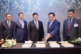 越南政府总理范明政向柬埔寨王国首相赠送阮富仲总书记的书籍