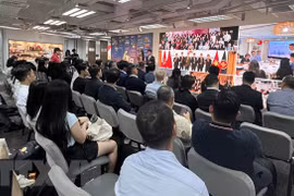 在中国香港的近100名越南留学生参加首次“越南大学生日”活动