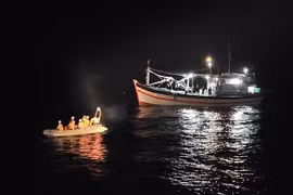 及时救助海上遇险渔船船员