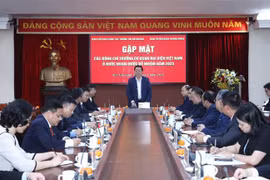 越共中央宣教部部长阮仲义会见越南驻外使团团长