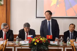 越南共产党代表团对捷克进行工作访问