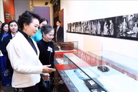 越共中央总书记阮富仲夫人和中共中央总书记、国家主席习近平夫人参观越南妇女博物馆