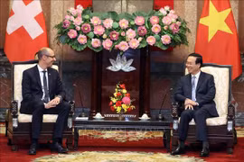 越南国家主席武文赏会见瑞士联邦议会国民院议长马丁·堪迪纳斯