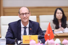 瑞士联邦议会国民院议长马丁·堪迪纳斯圆满结束对越南的正式访问