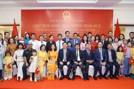 国会主席王廷惠与旅居印度尼西亚越南人社群代表举行会面