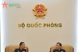 黄春战上将会见老挝和柬埔寨驻越南国防武官