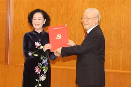 越共中央总书记阮富仲向张氏梅授予决定 分工其担任越共中央书记处常务书记