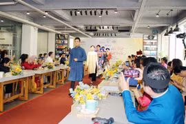 胡志明市向国际友人推广越南奥黛之美