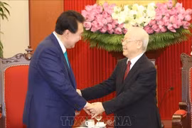 越共中央总书记阮富仲会见韩国总统尹锡悦