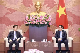 越南国会主席王廷惠会见韩国金·张律师事务所总经理郑启盛
