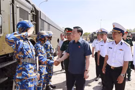 越南国会主席王廷惠与海军二区681旅指战员会面