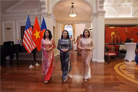 向美国和国际友人推介越南奥黛精华 