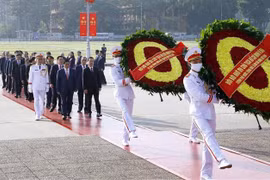 庆祝5·19胡志明主席诞辰日：越南党和国家领导人入陵瞻仰胡志明主席遗容