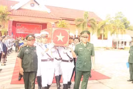 16名在老挝牺牲的越南专家和志愿军烈士遗骸归国交接仪式在老挝沙拉湾省举行