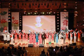 越南国会主席王廷惠出席庆祝越阿建交50周年文艺演出