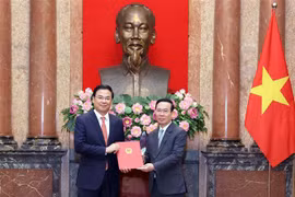 越南国家主席向越南驻日本大使颁发任命书