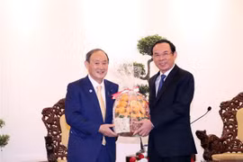 胡志明市委书记阮文年会见日本前首相菅义伟