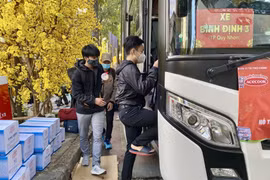 胡志明市温情助力2000名贫困学生和劳动职工返乡过年