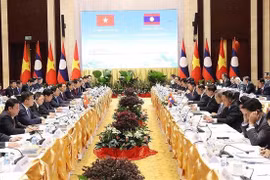 越南政府总理范明政与老挝总理宋赛·西潘敦共同主持政府间联合委员会第45次会议