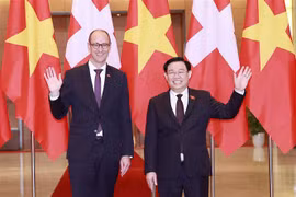越南国会主席王廷惠与瑞士联邦议会国民院议长马丁·堪迪纳斯举行会谈