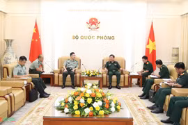 越南国防部副部长黄春战上将会见中国驻越南武官潘涛大校