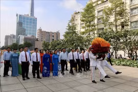 胡志明市领导上香缅怀胡志明主席