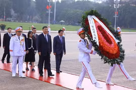 中共中央总书记、中国国家主席习近平瞻仰胡志明主席陵