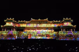  “顺化灯光秀”点亮顺化大内午门